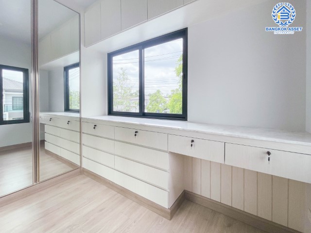 *****บ้านเดี่ยวมือสองกรุงเทพฯ ม.แกรนด์ บริทาเนีย วงแหวน-รามอินทรา #หลังมุม เนื้อที่กว้างขวางสุดถึง 64.6 ตร.ว. ฟังก์ชัน 4 ห้องนอน 5 ห้องน้ำ 2 ที่จอดรถ บ้านใหม่พร้อมอยู่ ไม่เคยเข้า บนทำเลเดินทางสะดวก ติดถนนกาจนาภิเษก ใกล้รถไฟฟ้าสายสีเขียว "สถานีคูคต" และทางด่วน